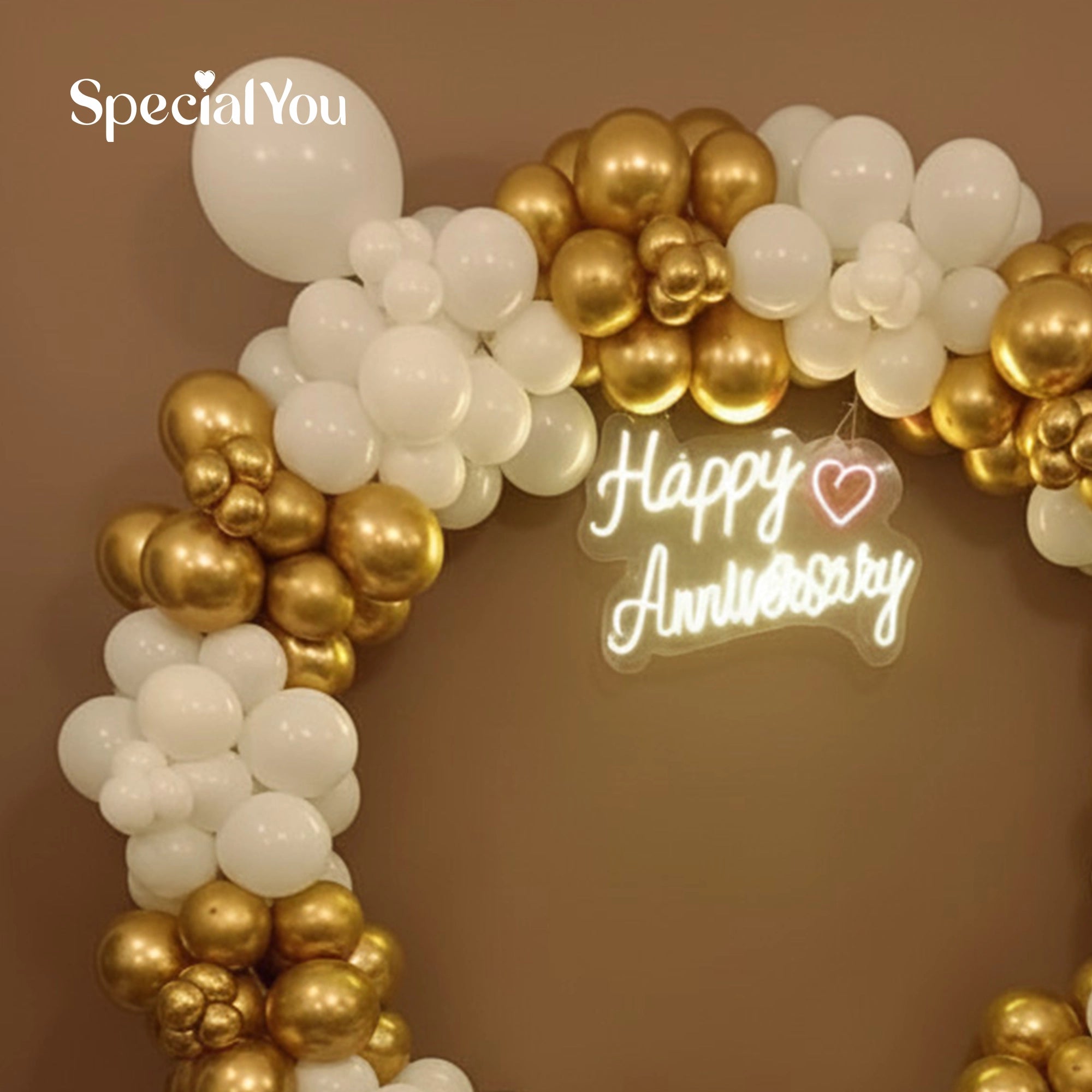 Gold & White Happy Anniversary Balloon Ring Decor